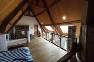 Zimmer im Dachgeschoss mit einem Bett und einem Balkon in der Unterkunft Spacious 150 m old house in Berric in Berric
