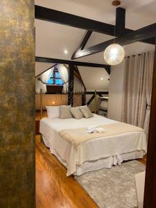 Tempat tidur dalam kamar di Edelweiss Pomerode
