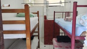 una habitación con dos literas en una habitación en Suíte 2 beliches, cozinha e quintal compartilhados, en São Sebastião