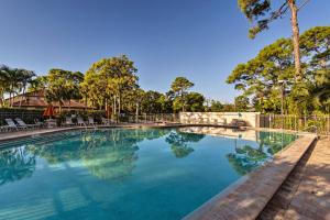 Piscina de la sau aproape de Sunny Sarasota Oasis with Lanai and Community Pool!