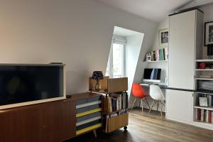 パリにあるLarge studio near Père-Lachaiseのリビングルーム(ドレッサー内の薄型テレビ付)
