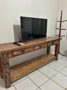 una TV seduta sopra un tavolo di legno di Pousada Chafariz a Pirenópolis