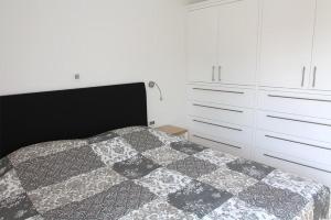 una camera con letto e cassettiere bianche di Pinna Nobilis MoMa level 1 a Brodarica Altre 9 foto