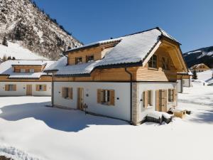 dom w śniegu w górach w obiekcie Ebersberger w mieście Donnersbachwald