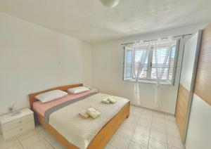 מיטה או מיטות בחדר ב-Apartments by the sea Jezera, Murter - 5123