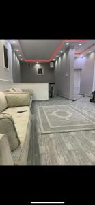 uma sala de estar com um sofá e um palco em اكواخ رحاب em Al Ḩawīyah