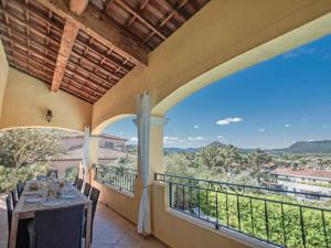 einen Balkon mit einem Tisch und Aussicht in der Unterkunft La Parure in Vidauban