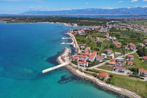 una vista aérea de una pequeña isla en el agua en Family friendly seaside apartments Zaton, Zadar - 298, en Zaton