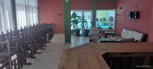 une rangée de chaises et de tables dans une pièce dans l'établissement Catedral Ski & Summer, à San Carlos de Bariloche
