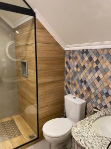 uma casa de banho com um WC e um chuveiro em Edelweiss Pomerode em Pomerode