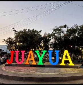 una señal que dice julyana en un parque en El Pacifico Hostal , Scooter, Tour & Pizza, en Juayúa