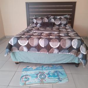 um quarto com uma cama e dois tapetes no chão em Sandton guesthouse em Ga-Manapane