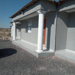 Un edificio con columnas a los lados. en new open soon guesthouse, en Ga-Manapane 7 fotos más