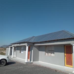 una casa con un coche aparcado delante en new open soon guesthouse, en Ga-Manapane