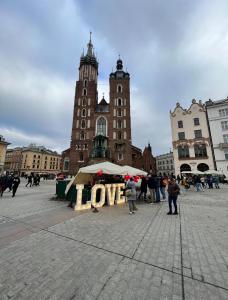 Un signe qui dit amour sur une tente dans une ville dans l'établissement Apartament Luca, à Cracovie