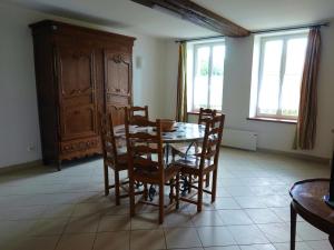 - une salle à manger avec une table et des chaises en bois dans l'établissement Gîte La Bussière, 4 pièces, 5 personnes - FR-1-590-161, à La Bussière