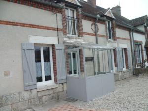 una entrada a un edificio con una puerta de cristal en Gîte La Bussière, 4 pièces, 5 personnes - FR-1-590-161 en La Bussière