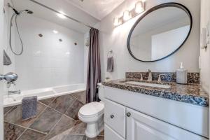 Koupelna v ubytování 1Bd Unit In the heart of Whistler Village