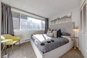 Postel nebo postele na pokoji v ubytování 1Bd Unit In the heart of Whistler Village