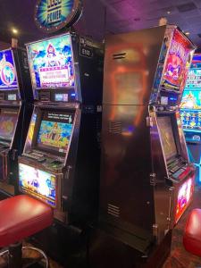 un montón de máquinas tragaperras en un casino en Beachfront Bliss at Isla Verde, en San Juan