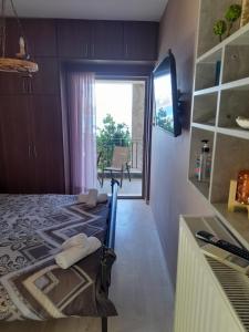 a bedroom with a bed and a view of a balcony at ΕΞΟΧΙΚΗ ΚΑΤΟΙΚΙΑ in Aegenitissa