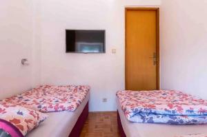 Ένα ή περισσότερα κρεβάτια σε δωμάτιο στο Apartments by the sea Cavtat, Dubrovnik - 23017