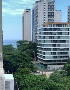 uma vista de um grande edifício numa cidade em Bela vista no Leblon - a 2 quadras da praia no Rio de Janeiro