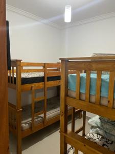 two sets of bunk beds in a room at Lindo apartamento em angra dos reis in Angra dos Reis