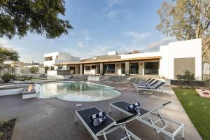 una vista exterior de una casa con piscina en Luxury Micro-Resort, Theater, Sauna, Heated Pool en Phoenix