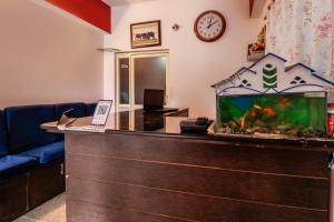 a lobby with a fish tank on a counter at Super OYO 40825 Jeevan Residency in Mysore