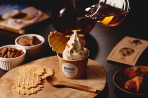 una taza de helado y gofres en una mesa en OMO3 Sapporo Susukino by Hoshino Resorts, en Sapporo