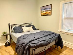 Ліжко або ліжка в номері Lovely vintage Oak Park 3bd 1ba perfectly located near public transit & Chicago