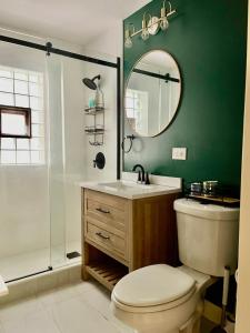 Ванна кімната в Lovely vintage Oak Park 3bd 1ba perfectly located near public transit & Chicago