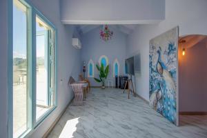 ein Wohnzimmer mit einem Wandgemälde in der Unterkunft Casa Lola in Tiana
