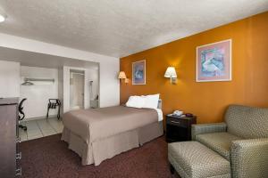 En eller flere senge i et værelse på Americas Best Value Inn - Lincoln