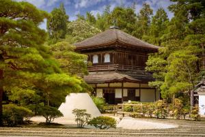 un edificio con tetto alberato sullo sfondo di Gojozaka Samurai Machiya a Kyoto