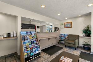 a waiting area of a store with a cash register at Americas Best Value Inn - Lincoln in Lincoln