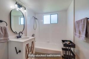 Baño blanco con lavabo y espejo en Entire Private 3-Bedroom Townhouse with King Bed near Bay & Beach, No Deposit en Chula Vista