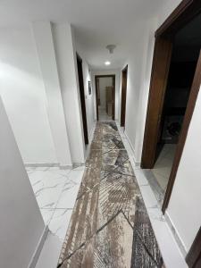 - un couloir avec un sol en marbre et une porte dans l'établissement 2BHK apt. oasis tower, à Ajman