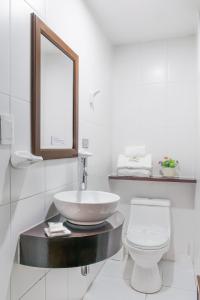 een witte badkamer met een wastafel en een toilet bij El puente Hotel Boutique in Arequipa