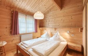 1 dormitorio con 1 cama en una habitación de madera en Ferienhaus Tauber 17, en Hayingen