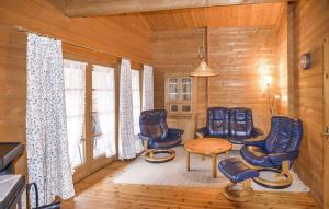 una habitación con sillas y una mesa en una cabaña en Ferienhaus Tauber 60, en Hayingen