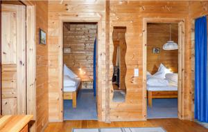 een houten kamer met 2 bedden en een tafel bij Ferienhaus Tauber 98 in Hayingen