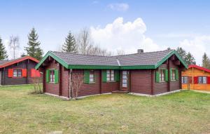 ein Haus mit einem grünen Dach und einem roten Haus in der Unterkunft Ferienhaus Neckar 38 in Hayingen