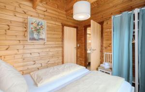 ein Schlafzimmer mit einem Bett und einer Holzwand in der Unterkunft Ferienhaus Neckar 38 in Hayingen