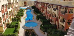 アインソフナにあるAPARTMENT LASIRENA MINI EGYPT-FAMILY-By Lasirena Groupの中庭にスイミングプールがあるアパートメント複合施設 +16枚の写真