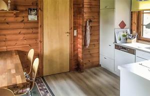Il comprend une cuisine avec des murs en bois et du parquet. dans l'établissement Ferienhaus Neckar 45, à Hayingen