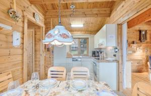 - une salle à manger et une cuisine avec une table et des chaises dans l'établissement Ferienhaus Neckar 108, à Hayingen