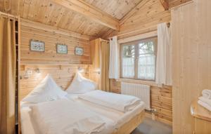 - une chambre avec un lit dans une pièce en bois dans l'établissement Ferienhaus Neckar 108, à Hayingen