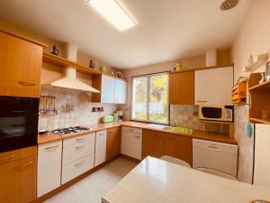 Η κουζίνα ή μικρή κουζίνα στο Maison calme près plage Govelins, jardin, BBQ, équipements modernes, idéal familles - FR-1-639-47